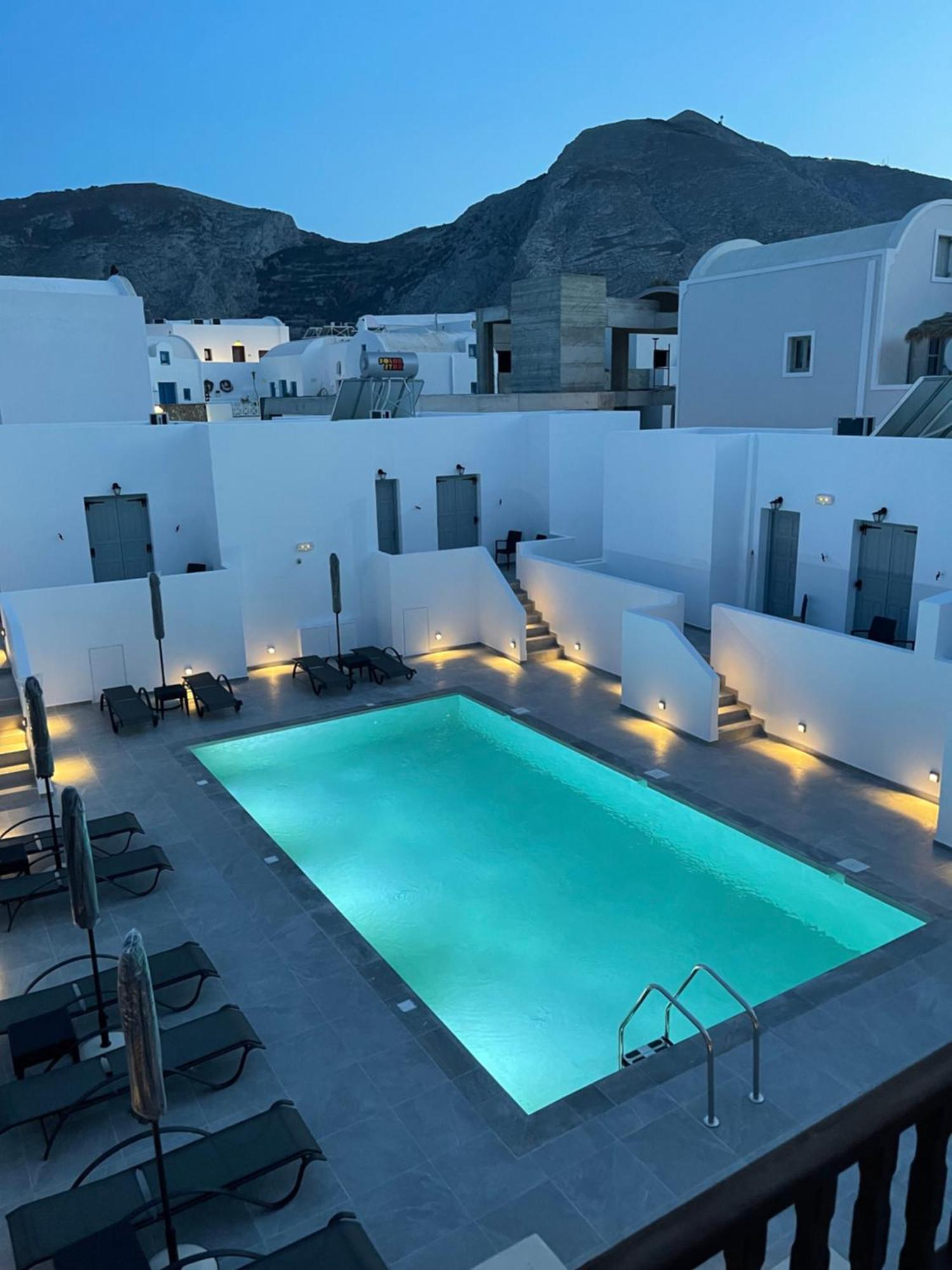 Tarelis & Apartment Kamari (Santorini)