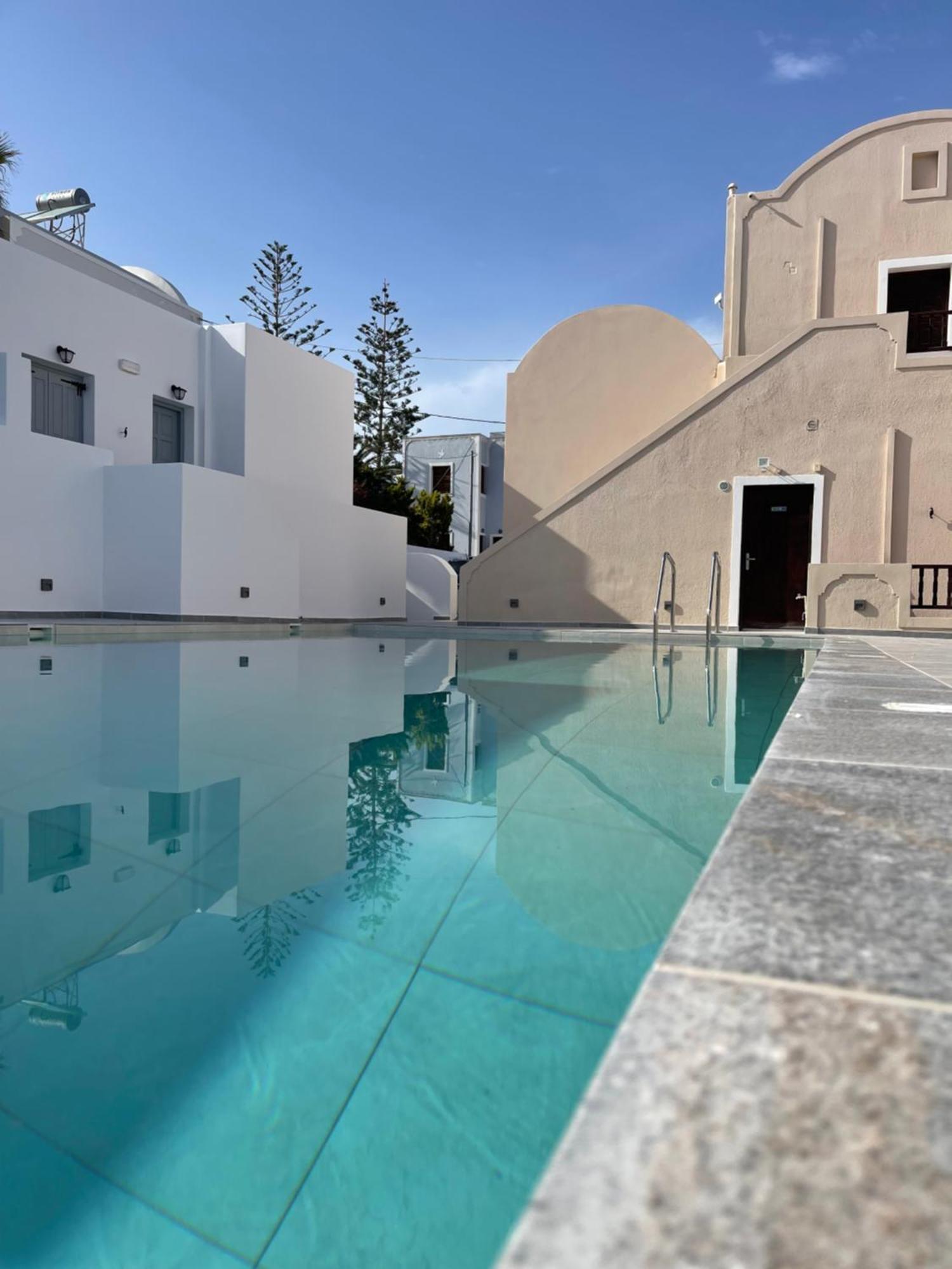 Tarelis & Apartment Kamari (Santorini)